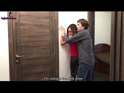 ❤️ セクシーな不動産屋がマンションを売りながら官能的にオマンコをコキコキしてファック - クレンパーイ ️ ロシアポルノ ❌️❤